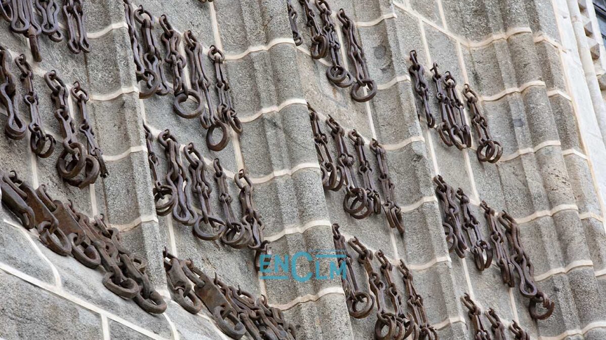 Cadenas en la fachada del monasterio de San Juan de los Reyes. Foto: Rebeca Arango.