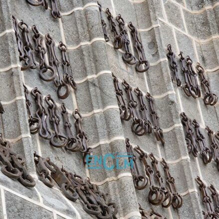 Cadenas en la fachada del monasterio de San Juan de los Reyes. Foto: Rebeca Arango.