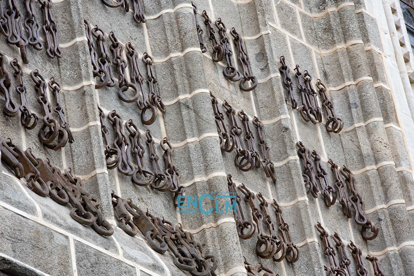 Cadenas en la fachada del monasterio de San Juan de los Reyes. Foto: Rebeca Arango.