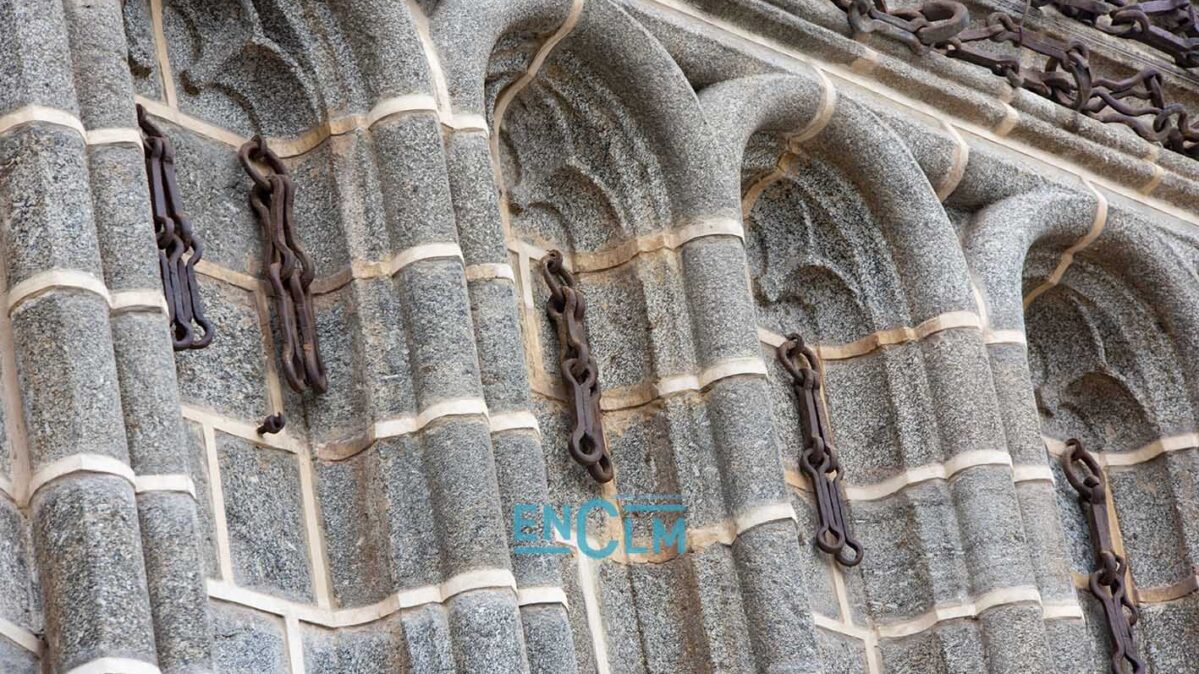 Cadenas en la fachada del monasterio de San Juan de los Reyes. Foto: Rebeca Arango.