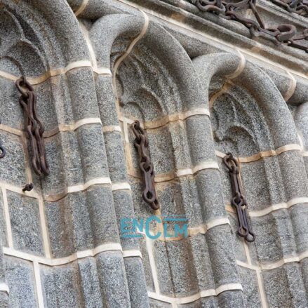 Cadenas en la fachada del monasterio de San Juan de los Reyes. Foto: Rebeca Arango.