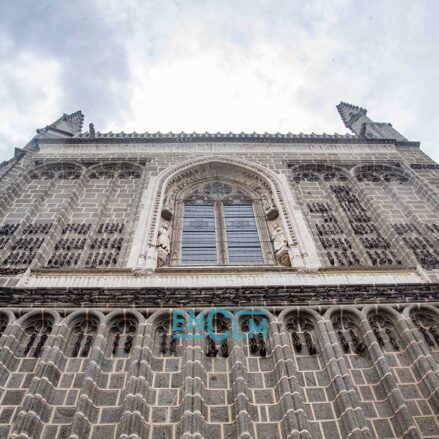 Cadenas en la fachada del monasterio de San Juan de los Reyes. Foto: Rebeca Arango.