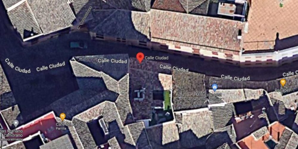 Calle Ciudad, en Toledo, donde un hombre resultaba herido por arma blanca. Imagen: Google Maps.