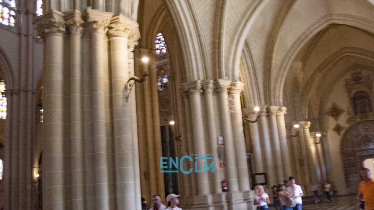 Capelo cardenalicio en la Catedral de Toledo. Foto: Rebeca Arango.