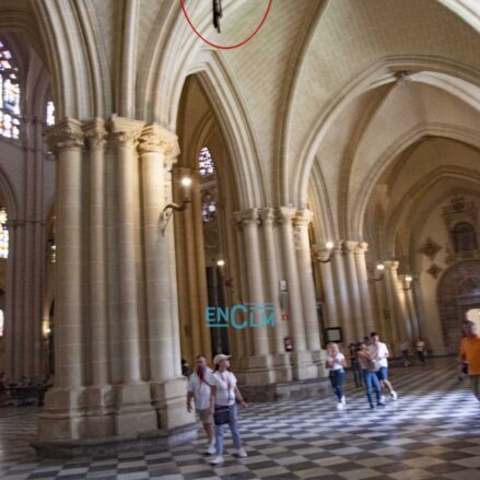 Capelo cardenalicio en la Catedral de Toledo. Foto: Rebeca Arango.