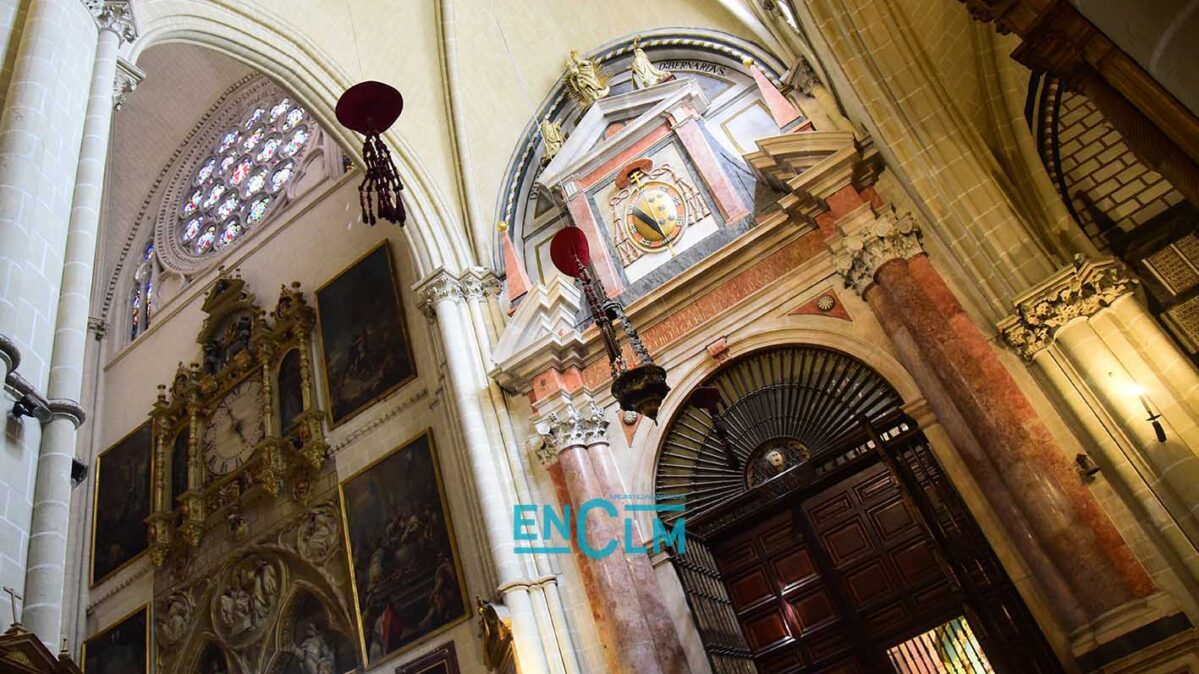 Capelo cardenalicio en la Catedral de Toledo. Foto: Rebeca Arango.