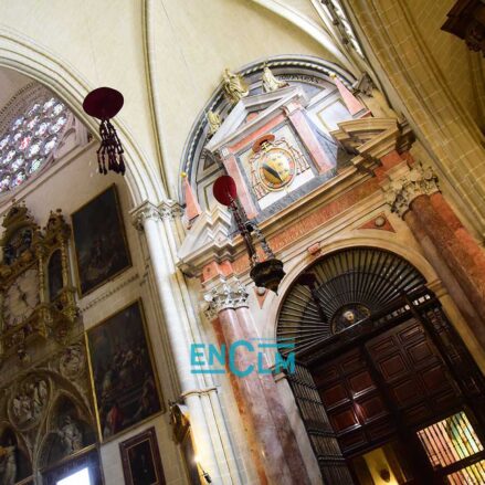 Capelo cardenalicio en la Catedral de Toledo. Foto: Rebeca Arango.