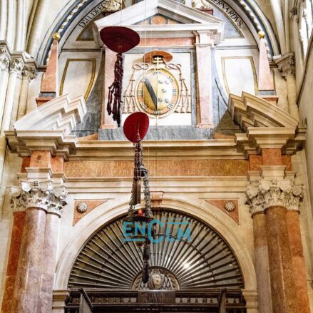 Capelo cardenalicio en la Catedral de Toledo. Foto: Rebeca Arango.