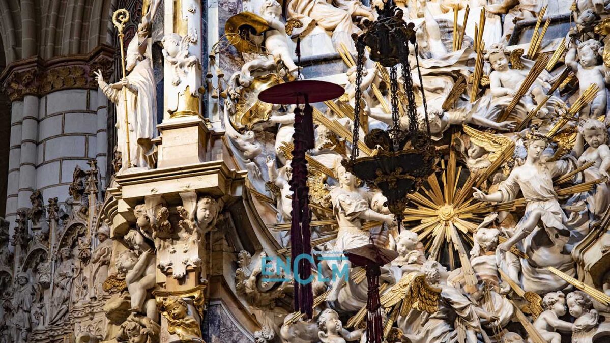 Capelo cardenalicio en la Catedral de Toledo. Foto: Rebeca Arango.