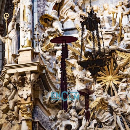 Capelo cardenalicio en la Catedral de Toledo. Foto: Rebeca Arango.