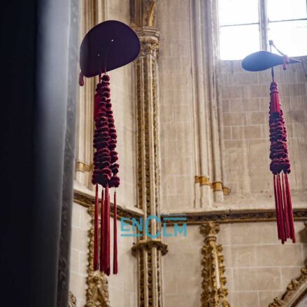 Capelo cardenalicio en la Catedral de Toledo. Foto: Rebeca Arango.
