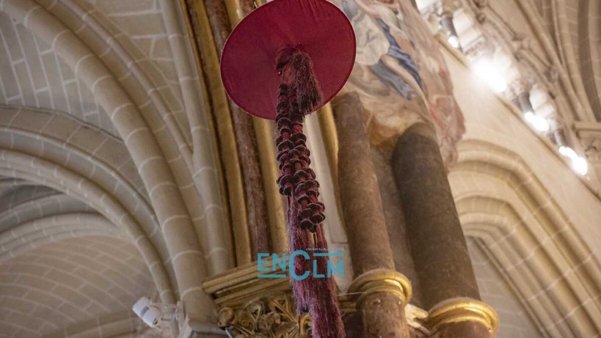 Capelo cardenalicio en la Catedral de Toledo. Foto: Rebeca Arango.