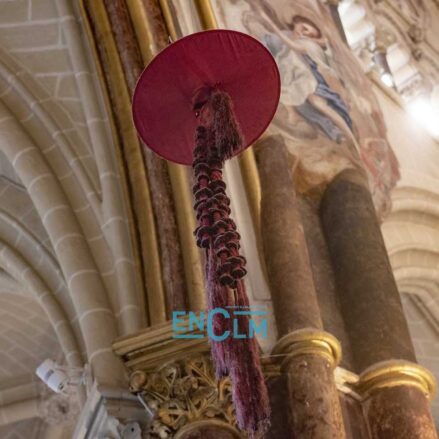 Capelo cardenalicio en la Catedral de Toledo. Foto: Rebeca Arango.