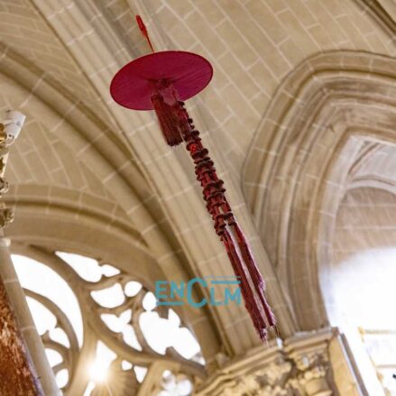 Capelo cardenalicio en la Catedral de Toledo. Foto: Rebeca Arango.