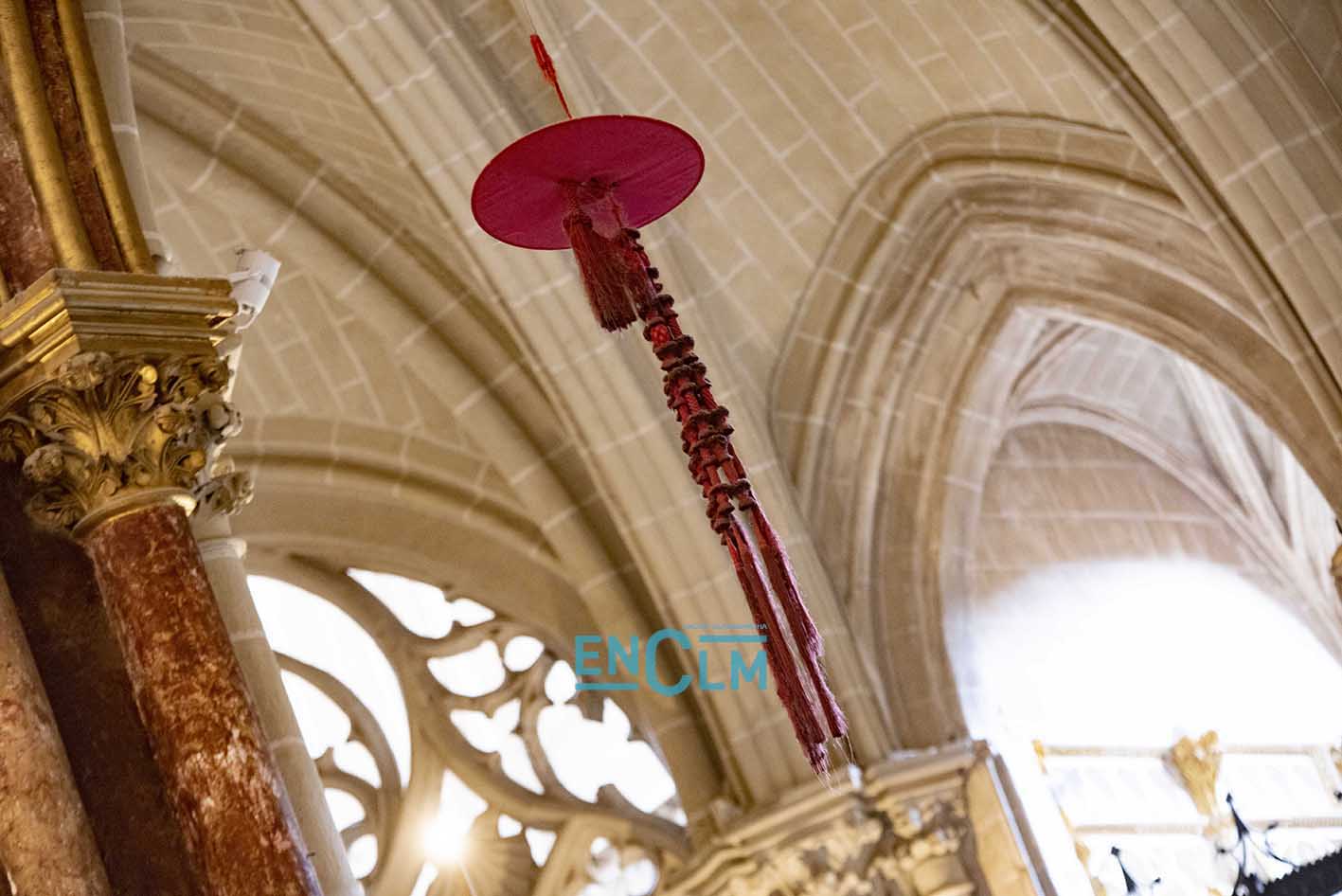 Capelo cardenalicio en la Catedral de Toledo. Foto: Rebeca Arango.