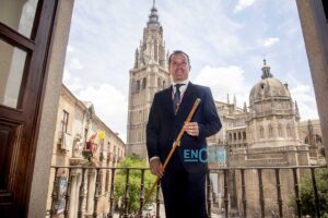 Carlos Velázquez posa en el balcón del Ayuntamiento de Toledo tras ser nombrado alcalde de la ciudad.