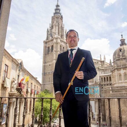 Carlos Velázquez posa en el balcón del Ayuntamiento de Toledo tras ser nombrado alcalde de la ciudad.