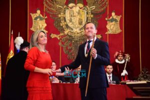 Momento de la entrega del bastón de mando de Milagros Tolón a Carlos Velázquez.