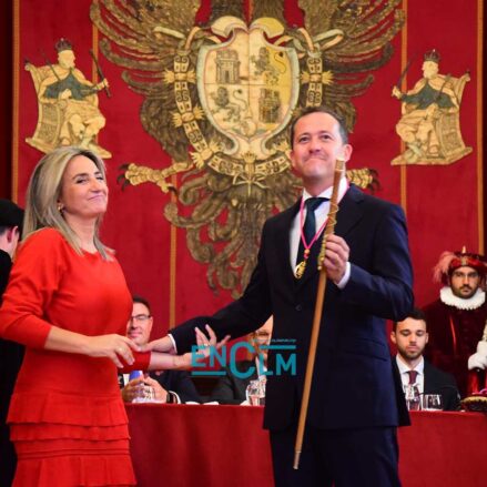 Momento de la entrega del bastón de mando de Milagros Tolón a Carlos Velázquez.