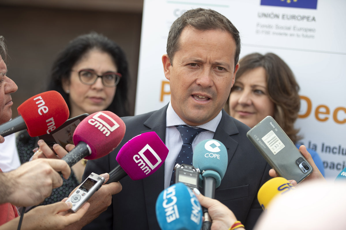 El alcalde de Toledo, Carlos Velázquez, ante la prensa. EFE/Ismael Herrero.