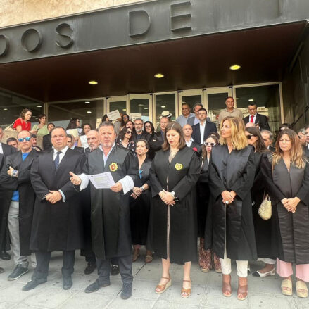 Los abogados de Toledo se han concentrado a las puertas de los Juzgados.