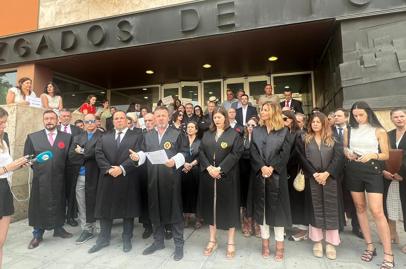 Los abogados de Toledo se han concentrado a las puertas de los Juzgados.