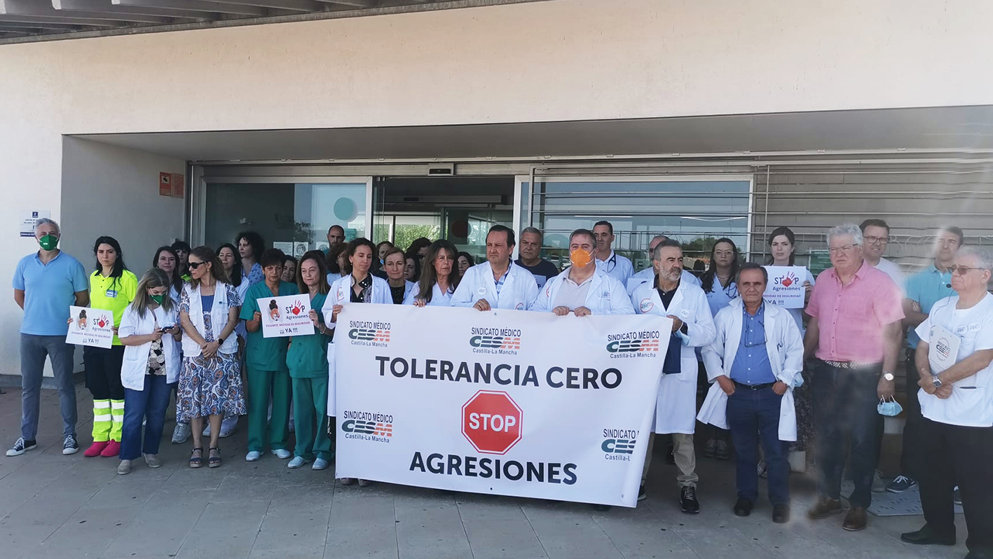 Concentración a las puertas del centro de salud de Bolaños de Calatrava.