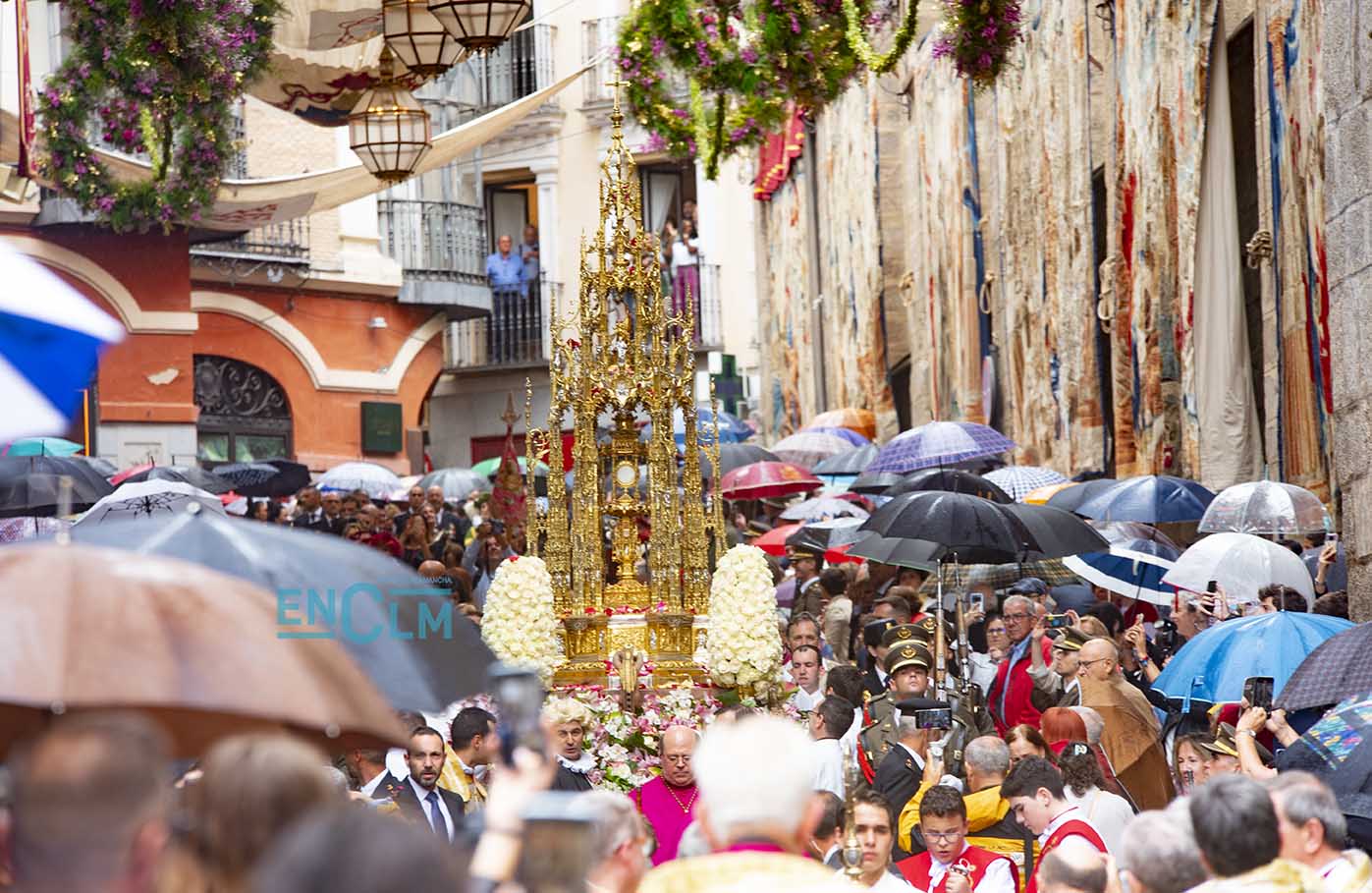 Imagen única de la procesión del Corpus "encapotada" por los obligados paraguas. Foto: Rebeca Arango.