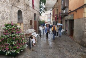 Aspecto de una de las calles del casco pasadas las 9 horas.