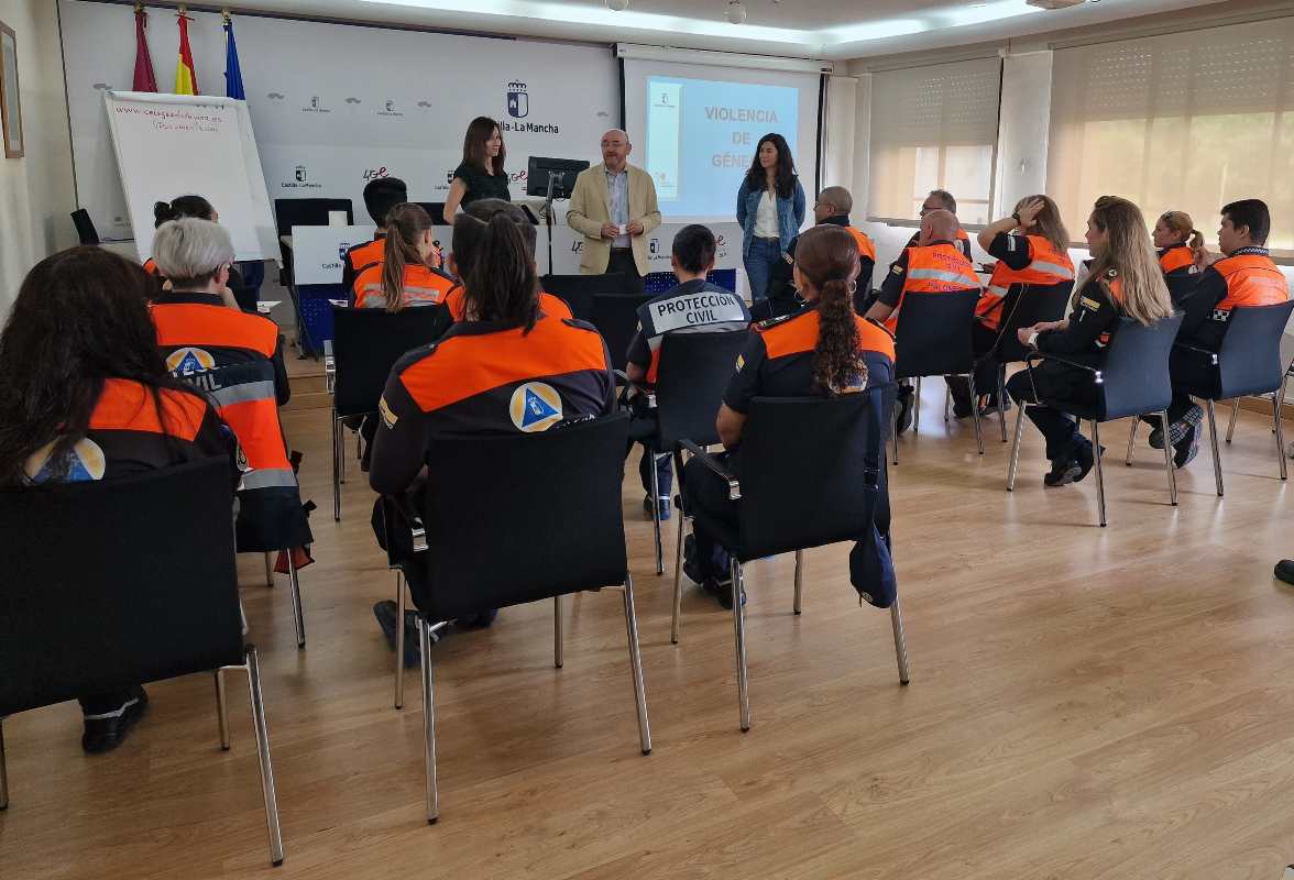 Voluntarios de Protección Civil, recibiendo formación en violencia machista.