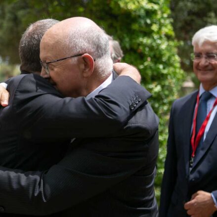 Abrazo entre Juan Ignacio de Mesa y Emiliano García-Page.