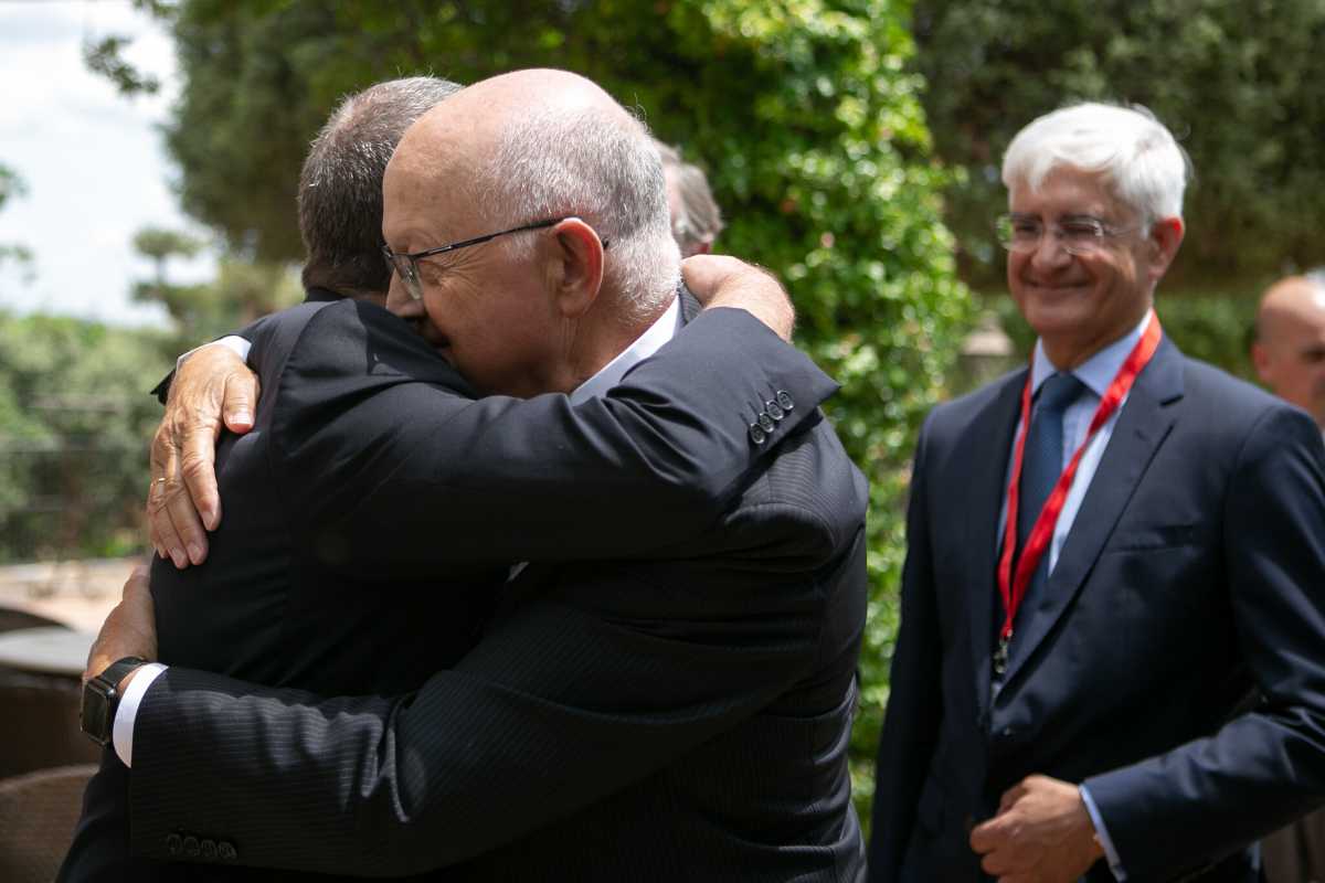 Abrazo entre Juan Ignacio de Mesa y Emiliano García-Page.