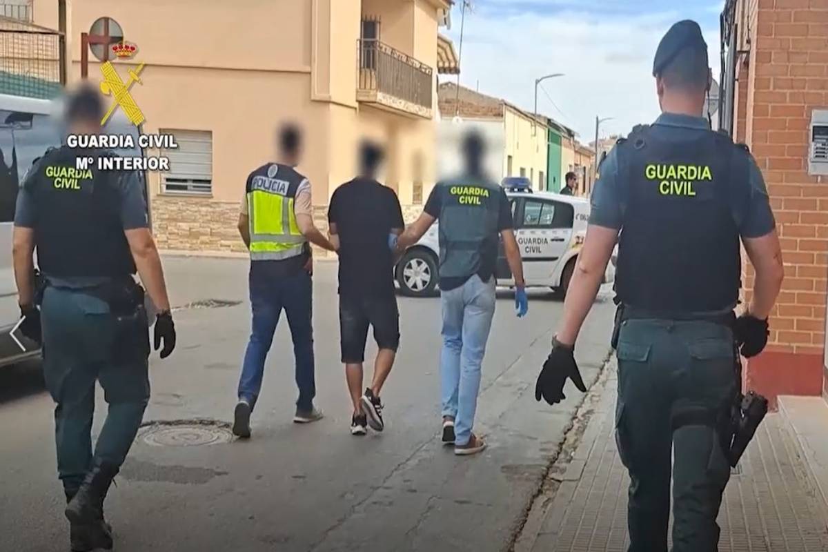 Imagen de la detención de uno de los implicados.