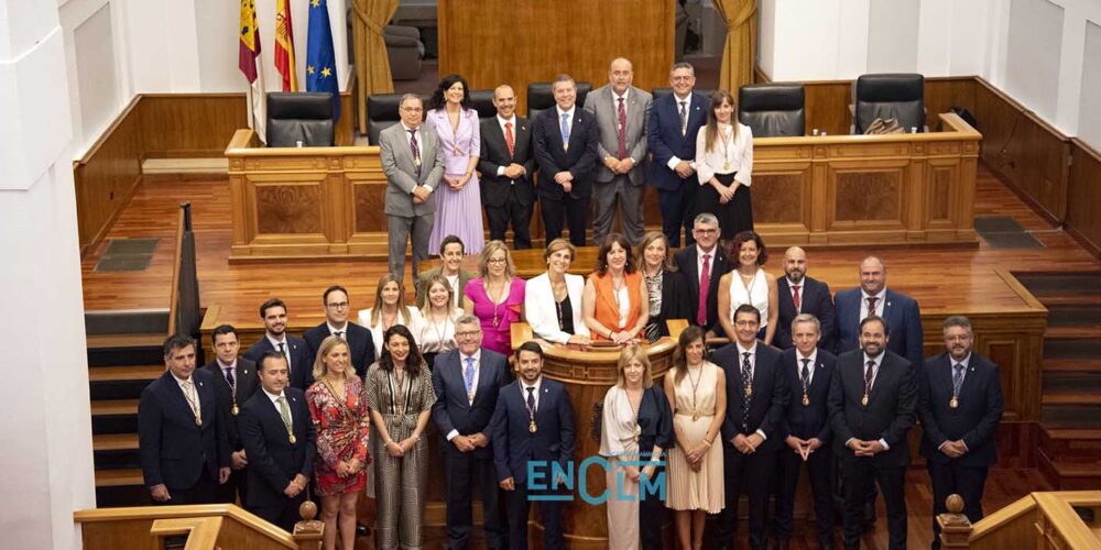 Diputados de las Cortes tras la constitución del nuevo parlamento regional