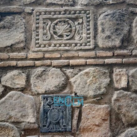 Fachada del edificio donde se encuentra la mal llamada ventana más pequeña del mundo, que está en... Foto: Rebeca Arango.