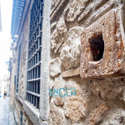 La mal llamada ventana más pequeña del mundo, que no es ni ventana... Foto: Rebeca Arango.