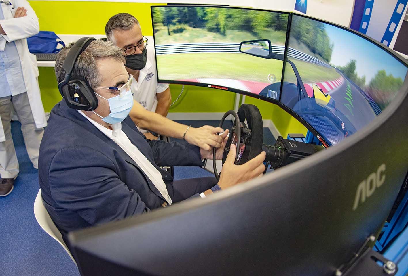 El consejero de Sanidad, Jesús Fernández Sanz, ha conducido un vehículo virtual con el que se enseña a los pacientes a "reconducir". Foto: Rebeca Arango.
