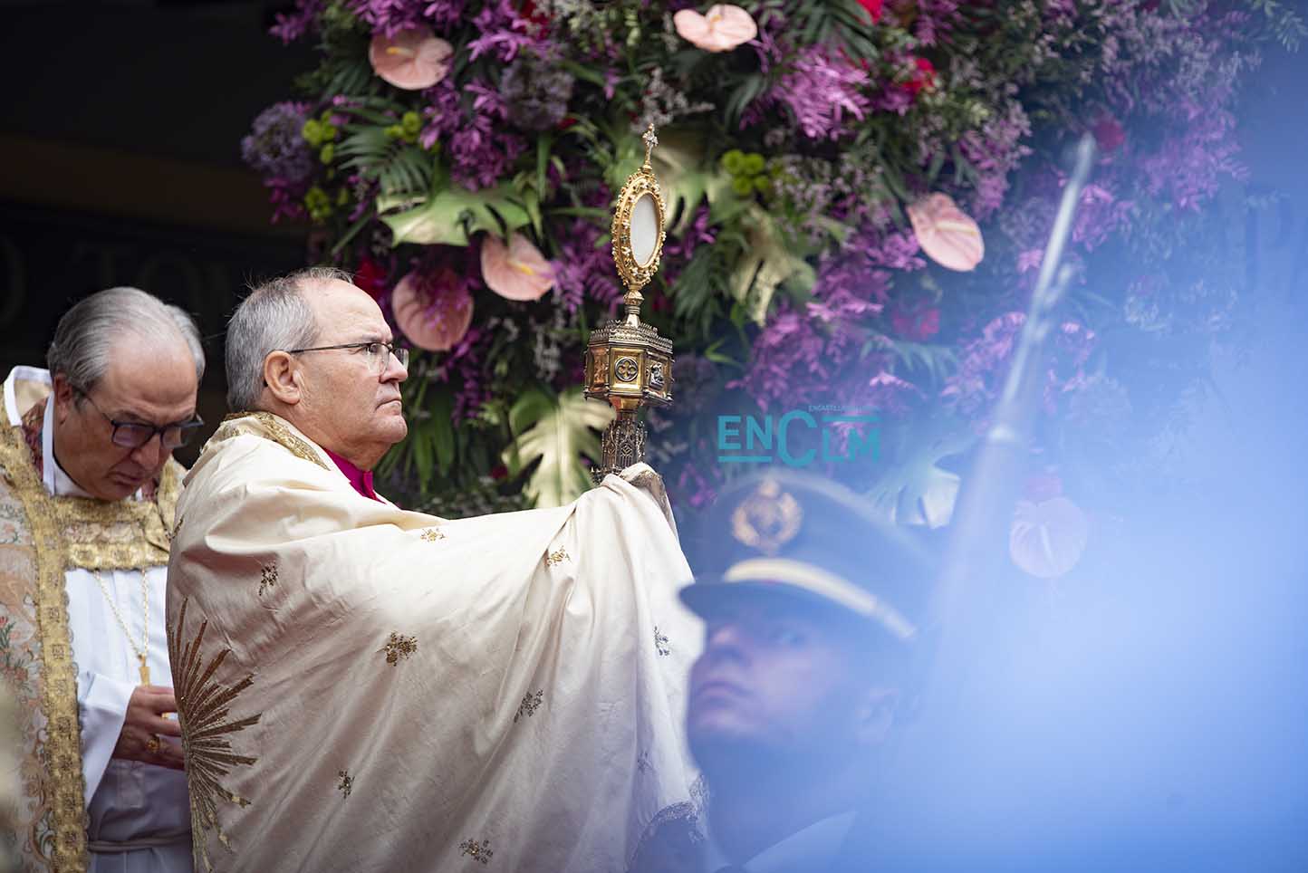 Francisco Cerro, en la homilía, bendiciendo la Custodia. Foto: Rebeca Arango.