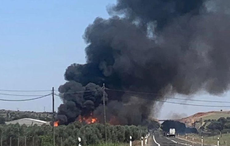 Tremenda columna de humo en el incendio de una nave en Pozuelo de Calatrava (Ciudad Real). Foto: @112clm