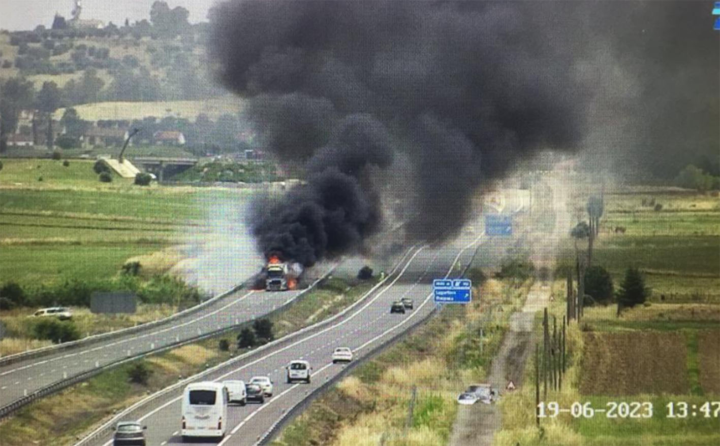 Intensa columna de humo tras el accidente. Foto: @cpeistoledo