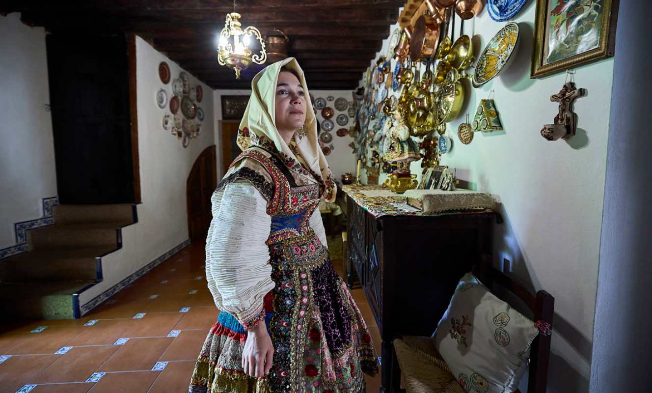 Una mujer con el traje típico de Lagartera. Foto: EFE/Manu Reino.