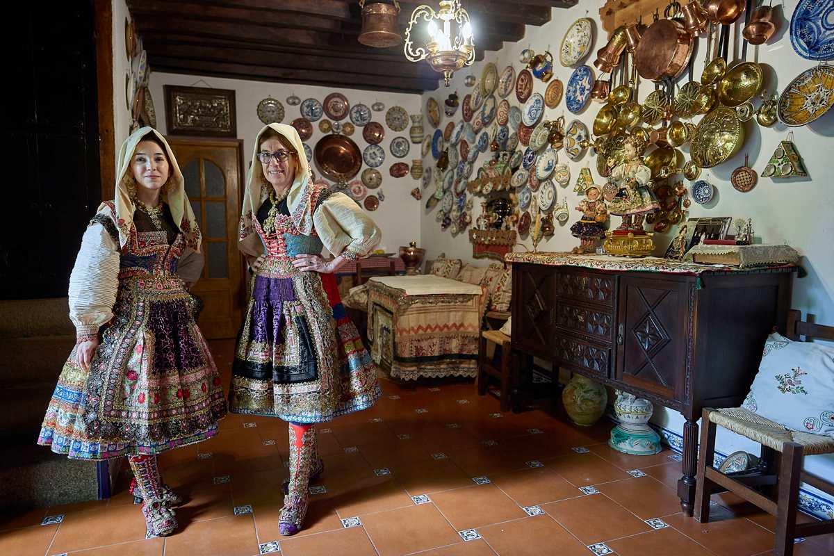 Dos mujeres con el traje típico de Lagartera. Foto: EFE/Manu Reino.