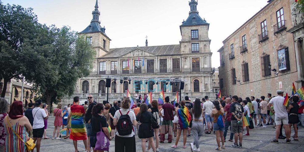 El Ayuntamiento de Toledo, por primera vez en los últimos años, no ha colgado la bandera arcoíris en su fachada. Foto: Rebeca Arango.