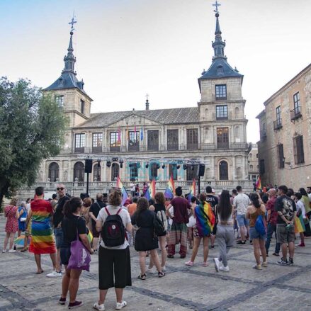 El Ayuntamiento de Toledo, por primera vez en los últimos años, no ha colgado la bandera arcoíris en su fachada. Foto: Rebeca Arango.