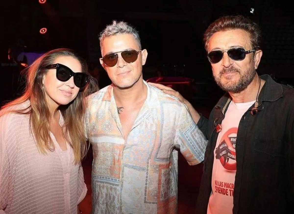 Manolo García, junto a Alejandro Sanz y Niña Pastori, con la camiseta contra las macrogranjas de Pueblos Vivos Cuenca.