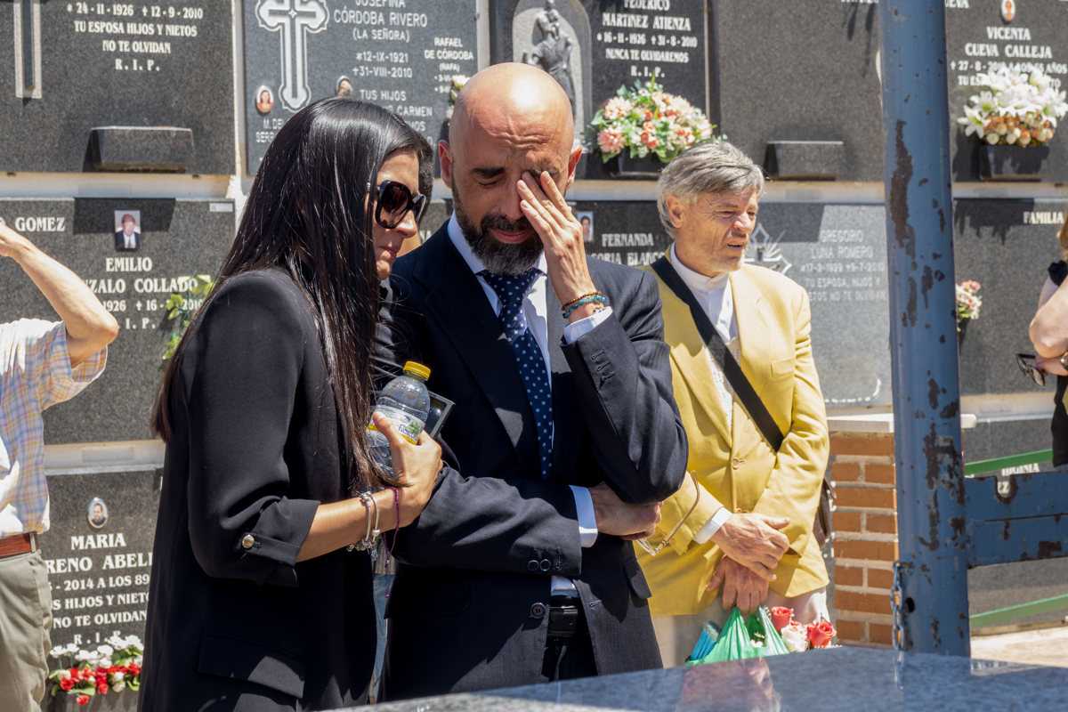 Miguel Almanzor, hijo de la ventrílocua María del Carmen Martínez, "Mari Carmen y sus muñecos", durante el funeral celebrado este jueves en el cementerio Cristo del Perdón en Cuenca. EFE/ José Del Olmo.