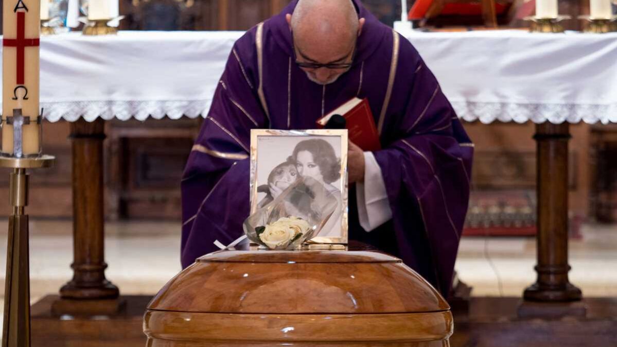 Entierro de "Mari Carmen y sus Muñecos". Foto: EFE/ José Del Olmo.