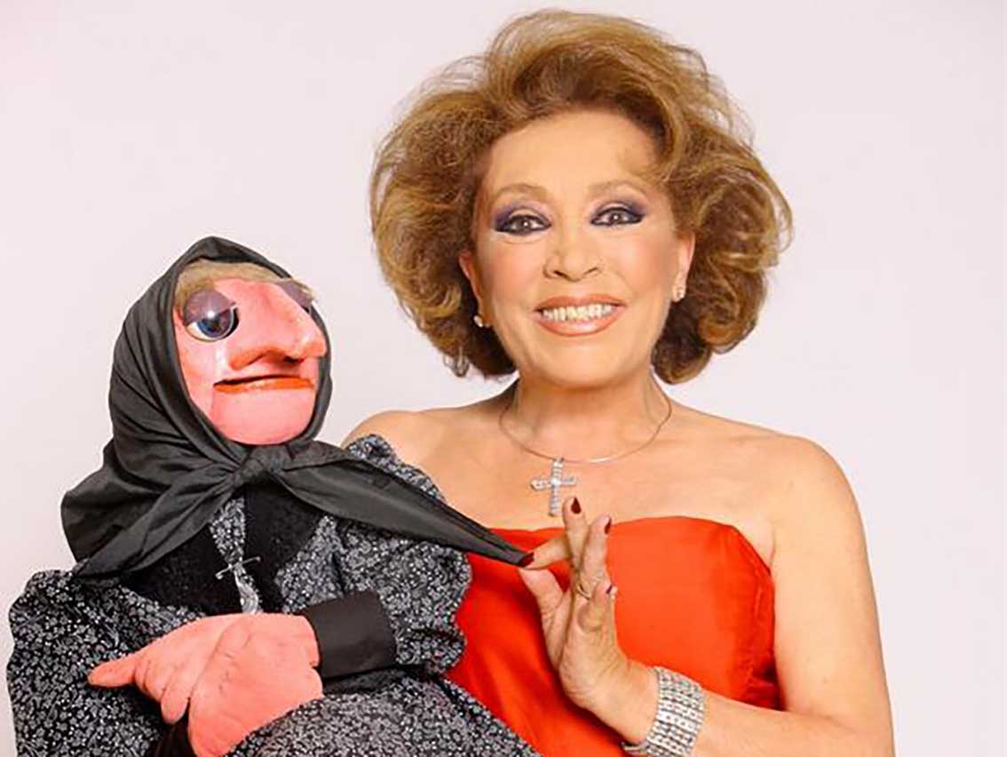 Mari Carmen y su muñeca Rogelia en una imagen de archivo