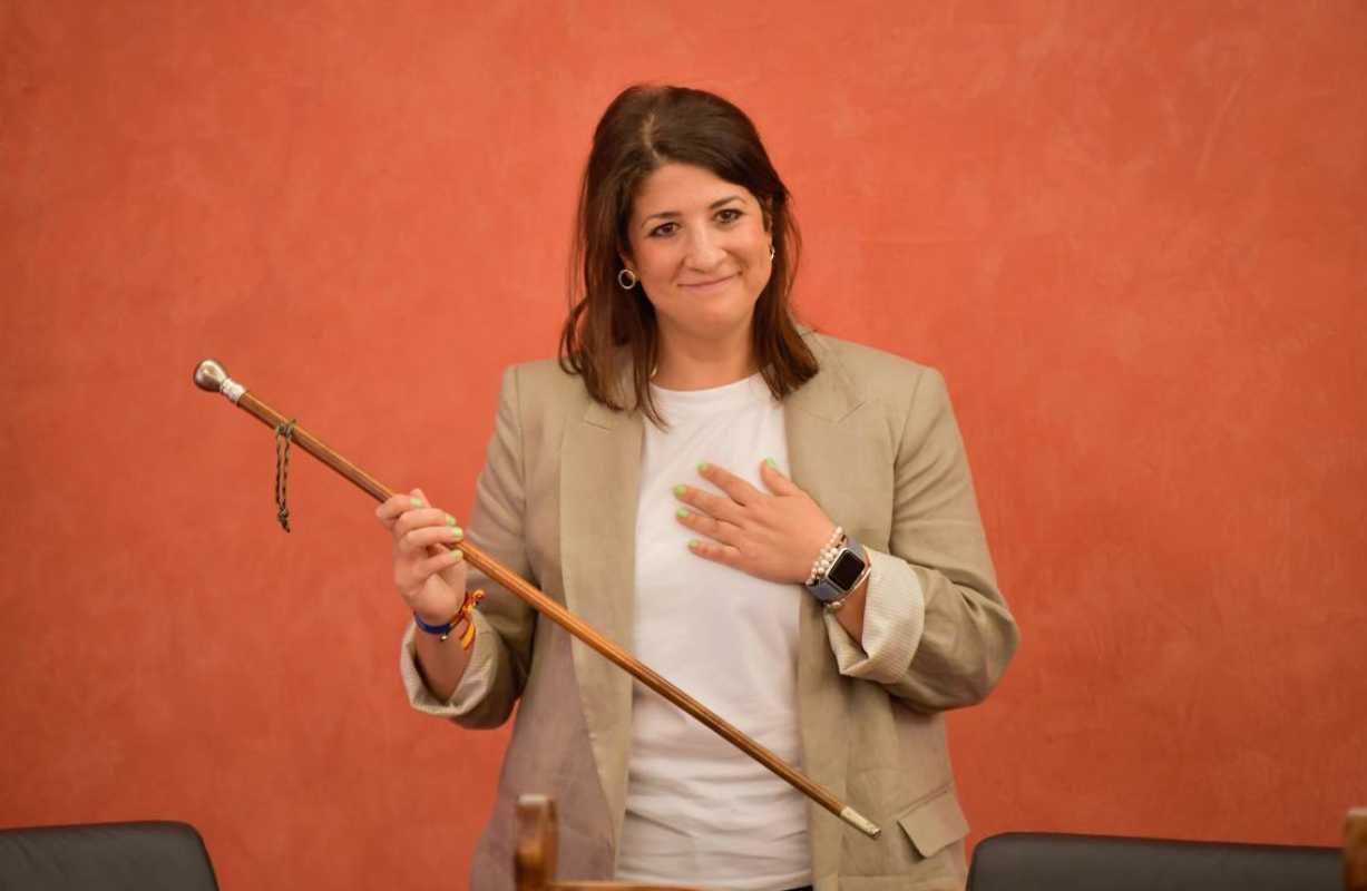 Marta Maroto con el bastón de mando de La Guardia (Toledo).