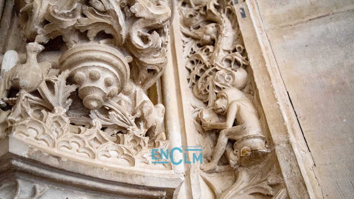 Mono sentado sobre un orinal y con un libro al revés, en el monasterio de San Juan de los Reyes. Foto: Rebeca Arango.